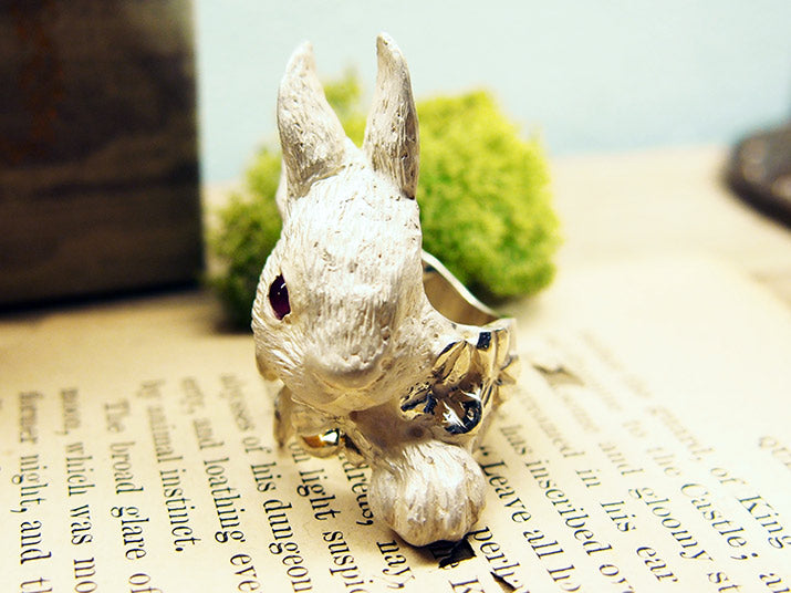 DECOvienya | Large rabbit and Clover ring white | animal jewelry | 可愛勳物首飾 大兔子戒指